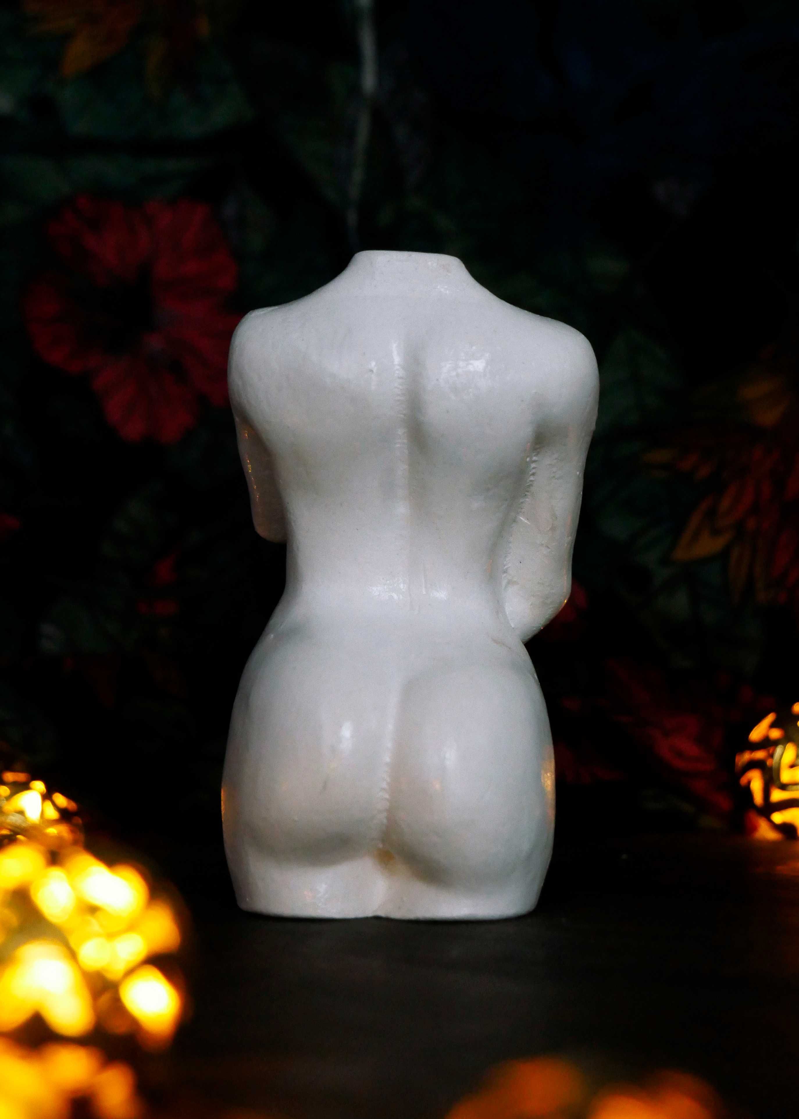 Rzeźba z gipsu, figurka kobiety w bieli, wys. 8,5 cm