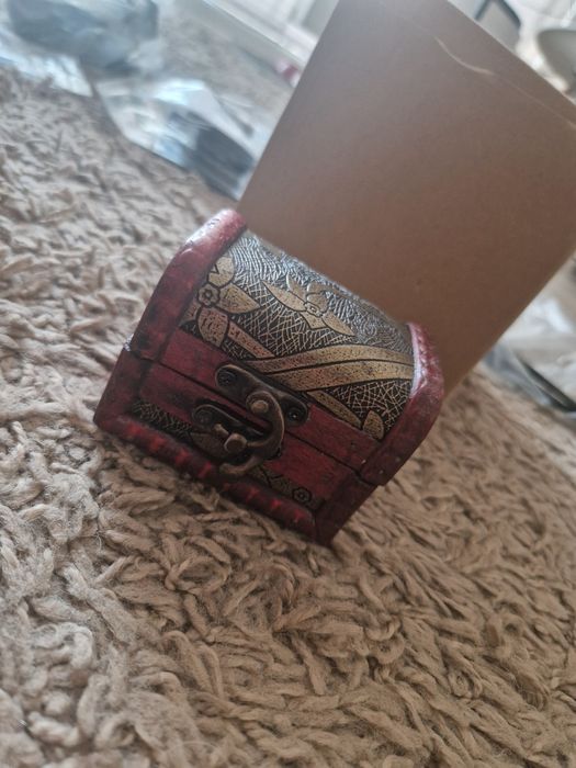 Drewniana skezyneczka do ozdoby bądź przechowywania biżuterii