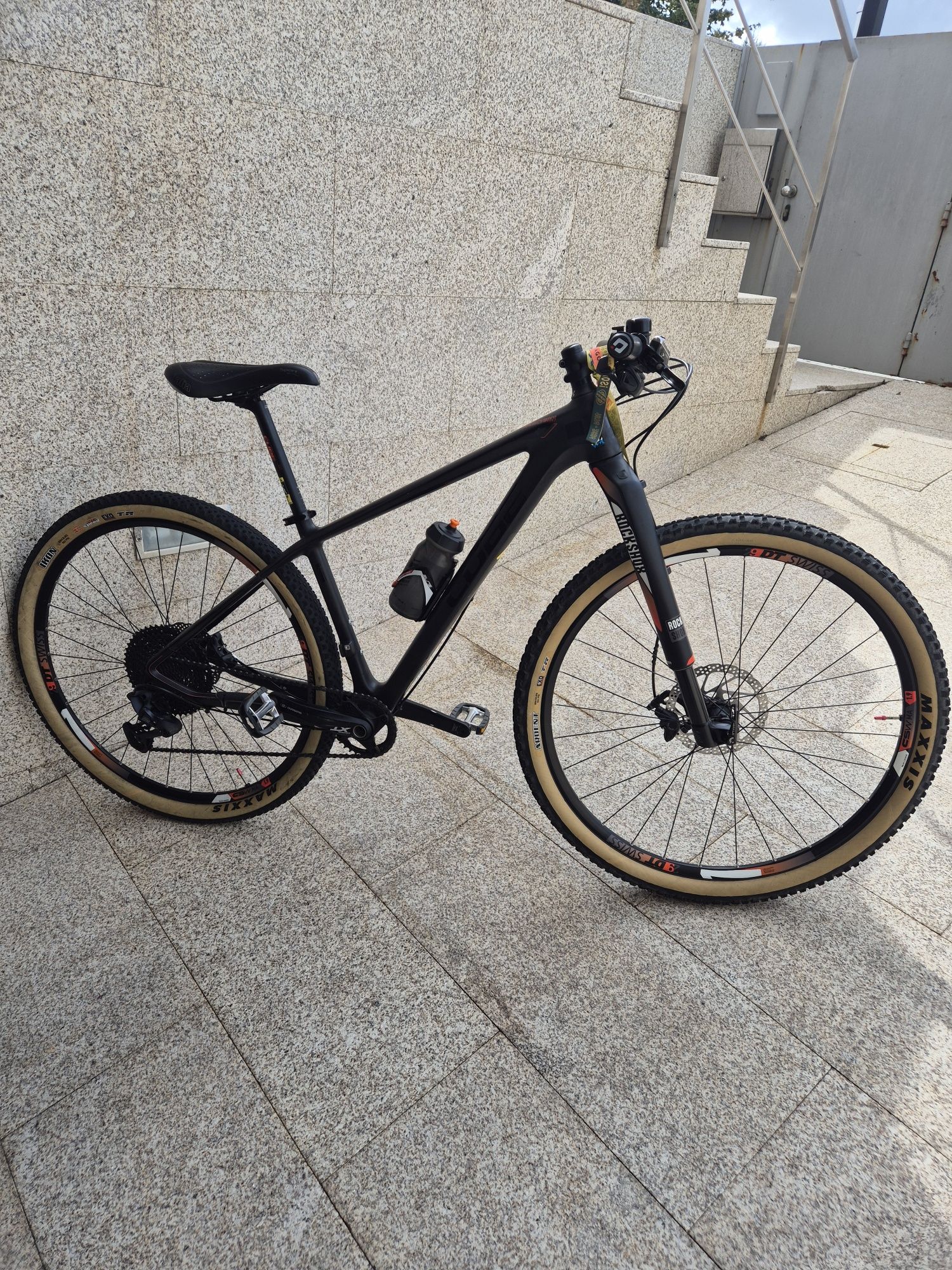 Bicicleta CUBE carbono