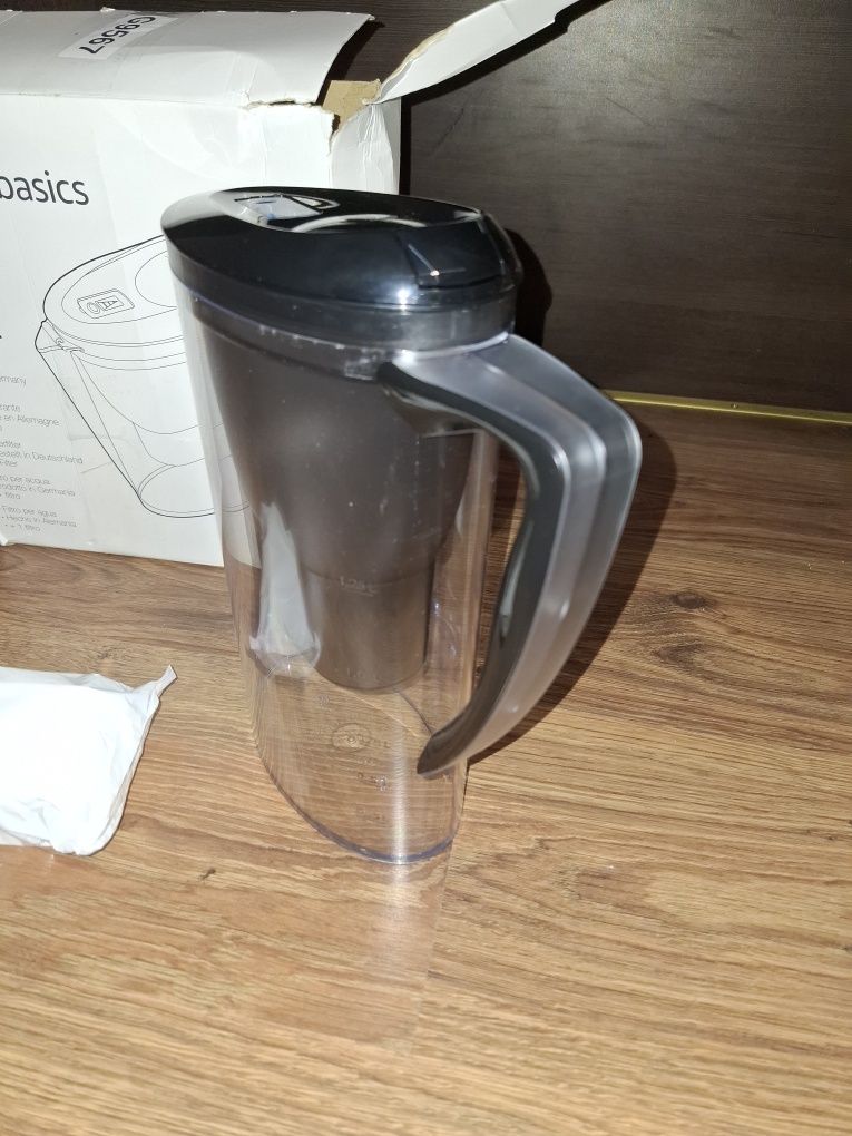 Dzbanek do filtracji wody filtr Amazon Basice 2.3 l. Czarny