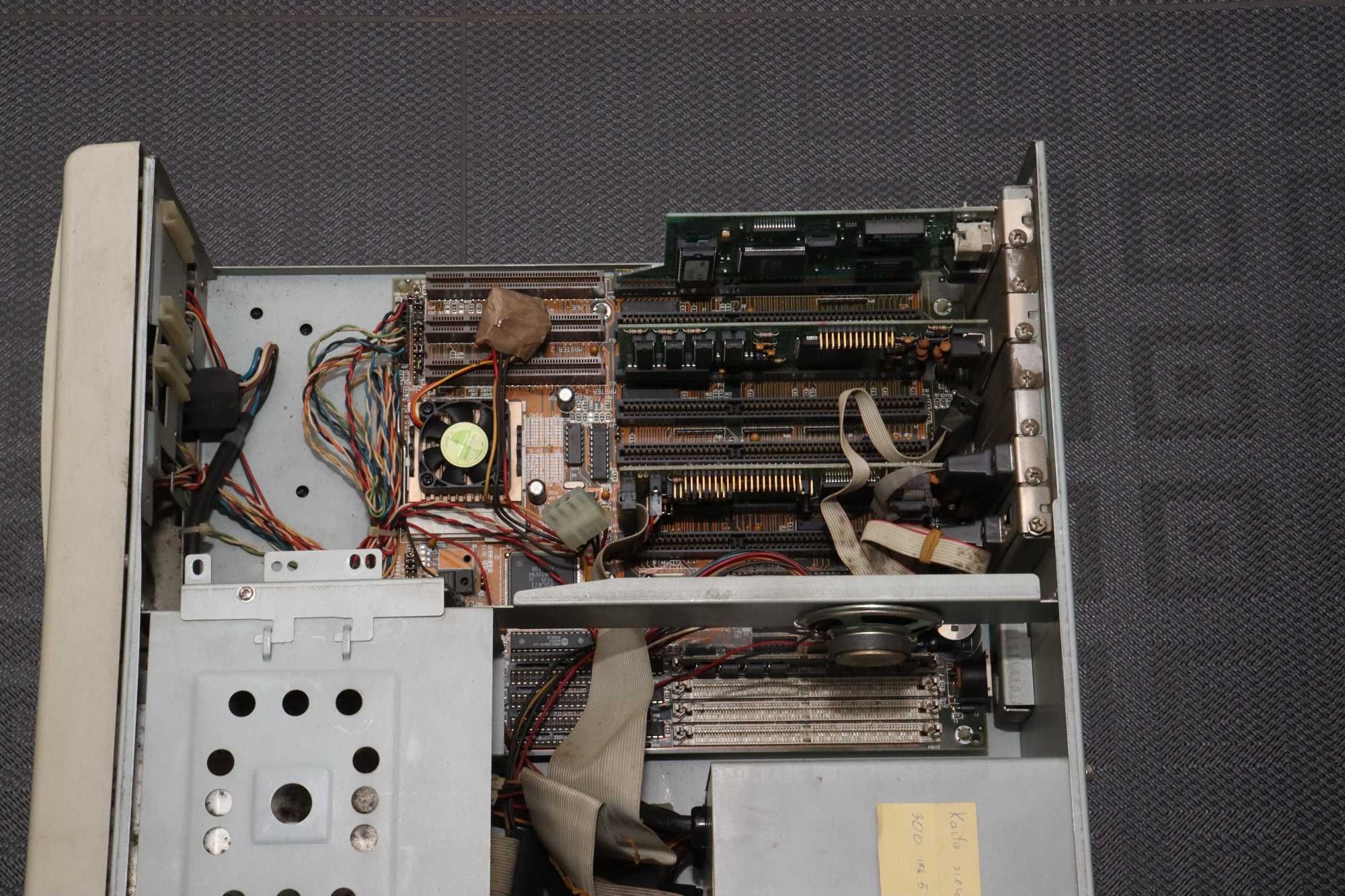 Stary komputer PC OPTIMUS