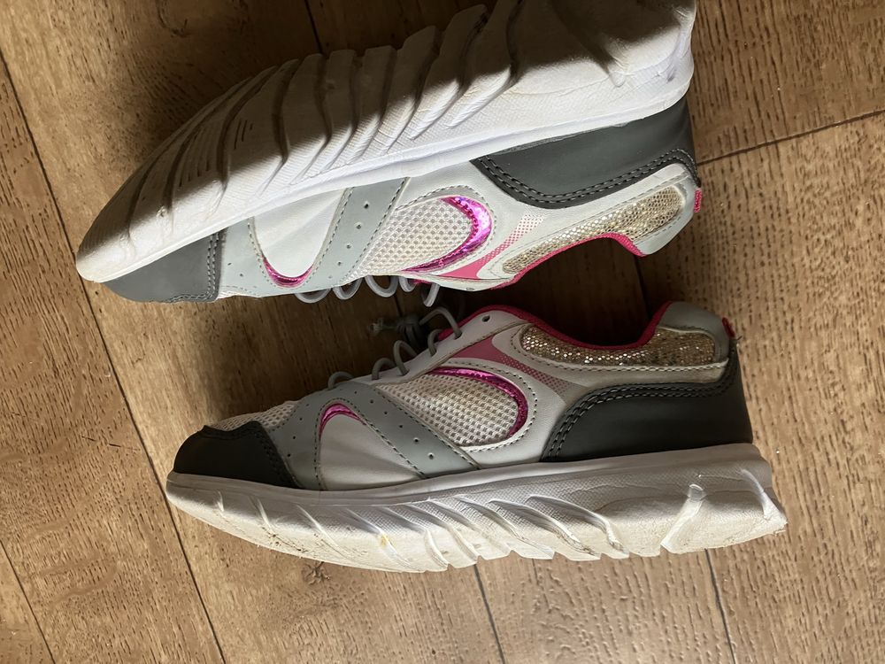 34_buty sportowe_lekkie_biała podeszwa_szkoła