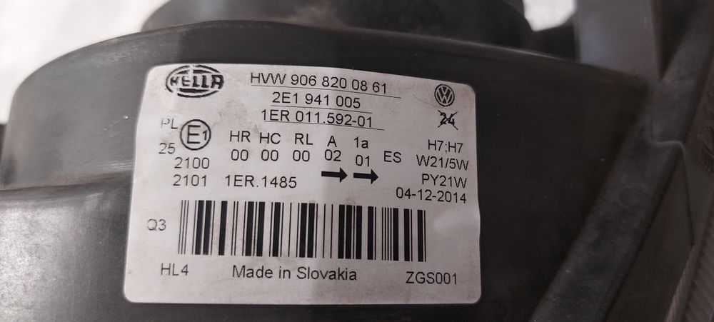 Передня фара на Volkswagen Crafter першого покоління (2006–2016).