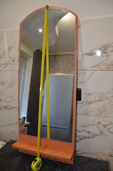 Большое зеркало с основой и полочкой