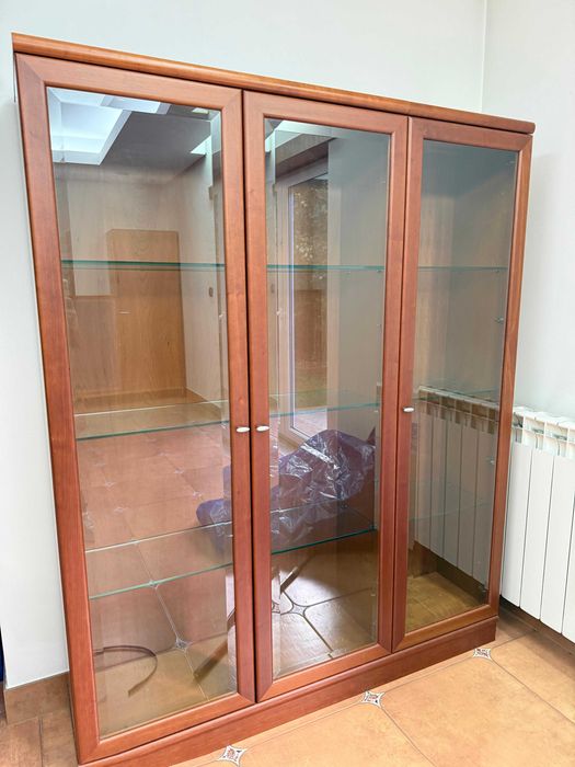 Cristaleira em madeira e vidro – com prateleiras e iluminação