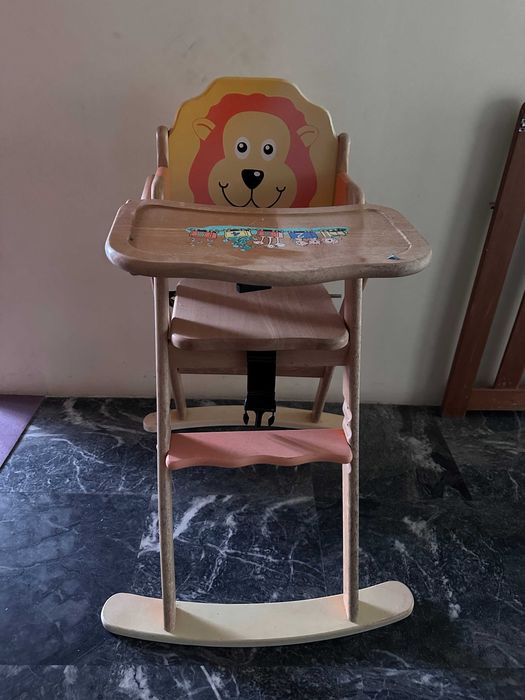 Cadeira de refeição infantil em madeira.