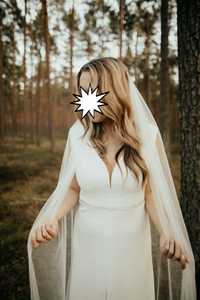 Gładka biała suknia ślubna z rozporkiem