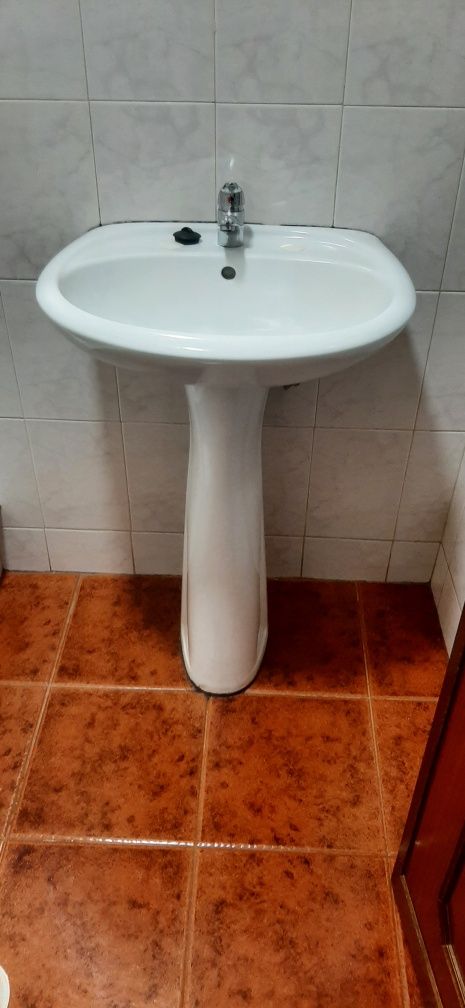 Lavatório com pé + torneira