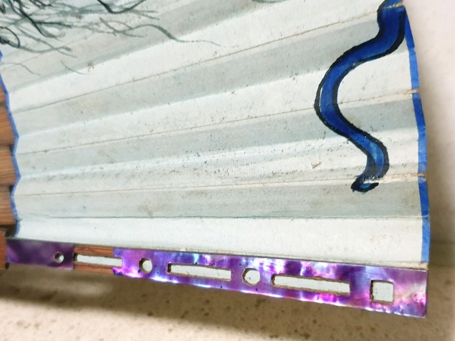 Lindo antigo leque pintado à mão  em madeira, papel e madrepérola