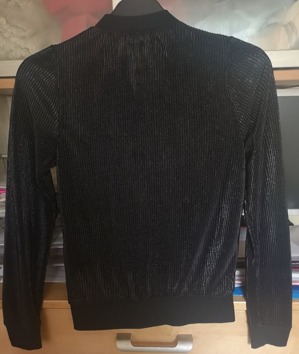 Błyszcząca bluzka na zamek