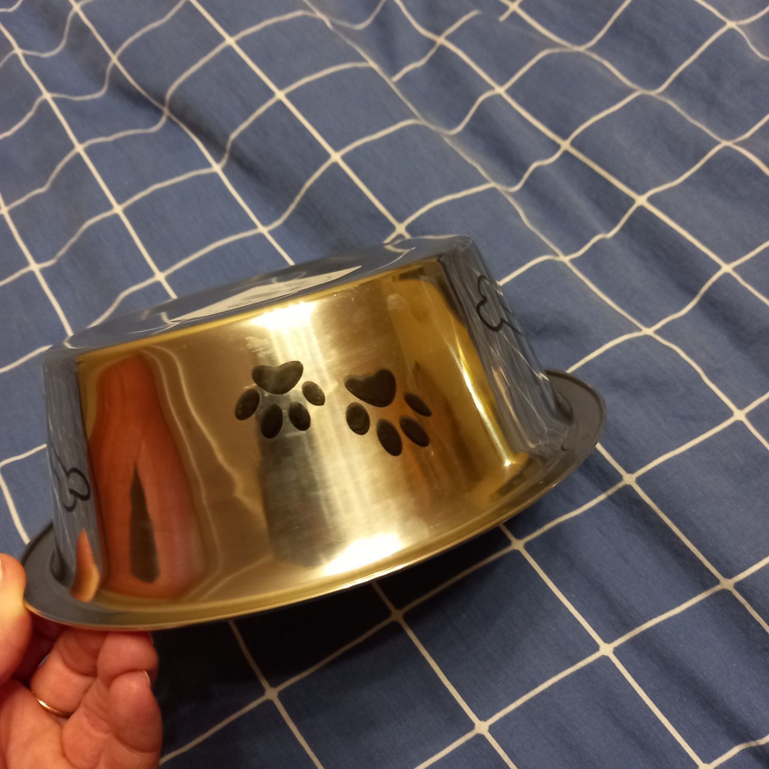 Нова металева миска для пса.