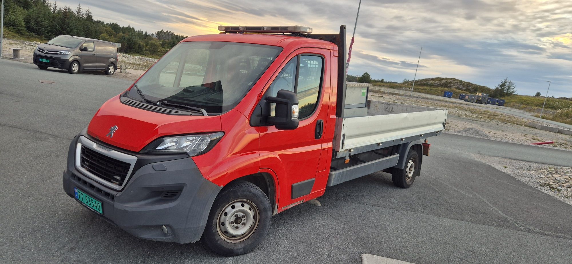 Peugeot Boxer skrzenia 3.3m, ład.1.5t.,hak2, 5t,roz.4.03m. Zarejestrow