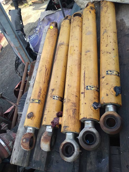 siłowniki hydrauliczne różne wózki widłowe, ładowarki