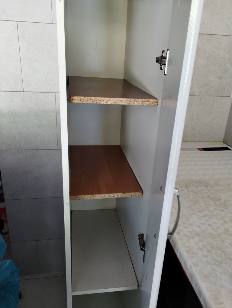 Meble kuchenne mikrofala okap zlew z kranem