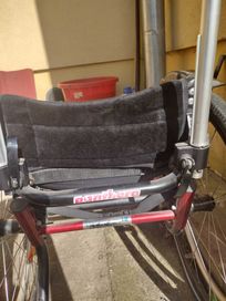 Wózek inwalidzki mały na małe dziecko .