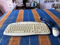 Klasyczna myszka plus klawiatura logitech.