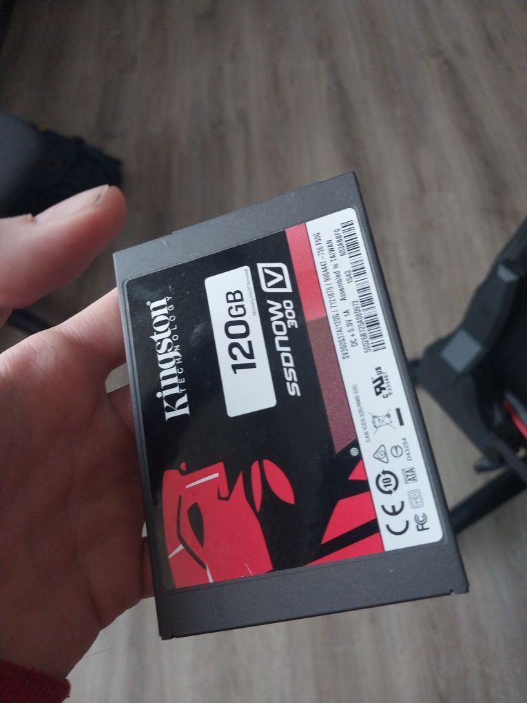 Жосткий диск на 128гб SSD