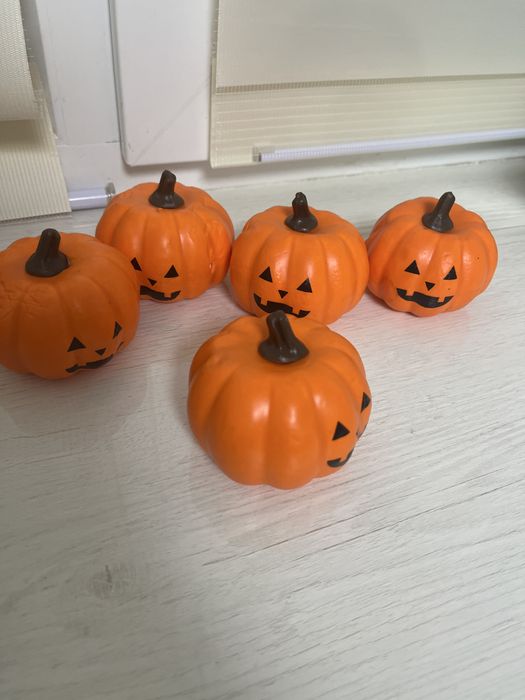 На хеловін в кімнату