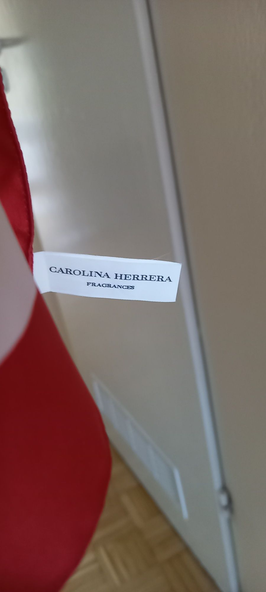 Apaszka z logo Carolina Herrera. 100% polyester. W dobrym stanie