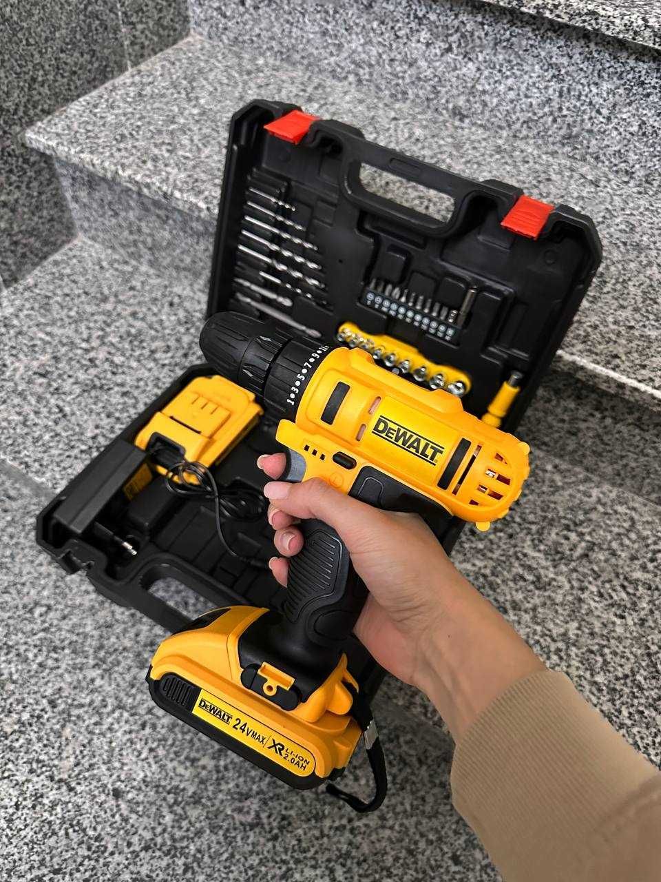 DeWalt Шуруповерт аккумуляторный безщеточный в кейсе с инструментами