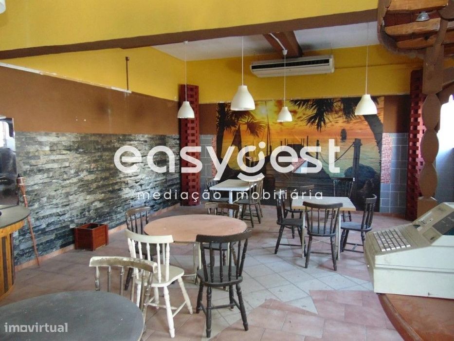 Estabelecimento Comercial com estacionamento privativo.