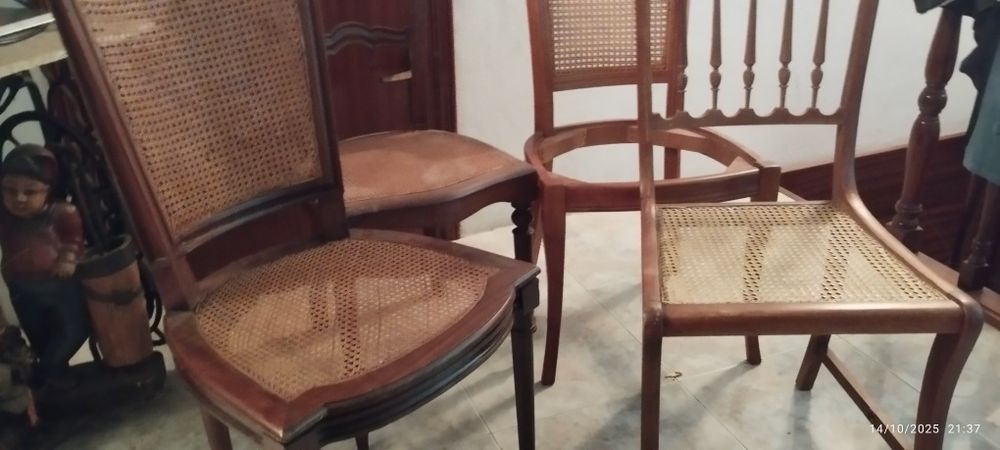 Cadeiras antigas em palhinha