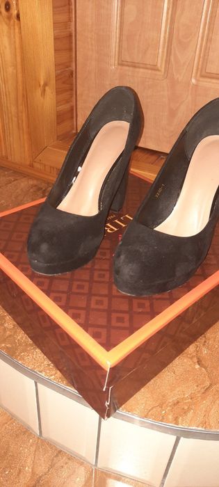 Продам жіночі кожані туфлі