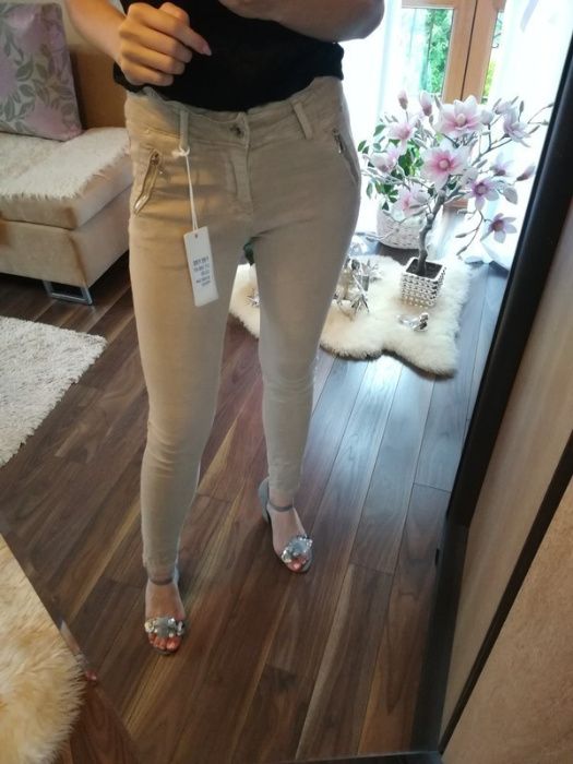 Genialne beżowe spodnie jeans mega elastyczne wysoki stan zameczki