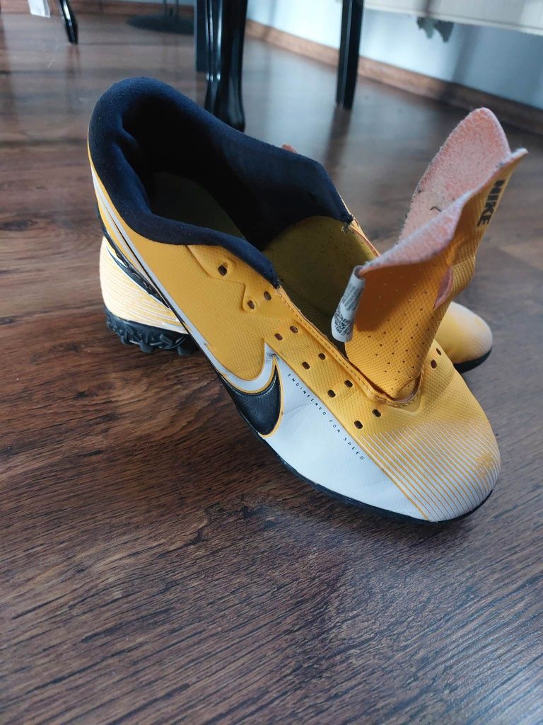 Buty do gry w piłkę halówki firmy Nike