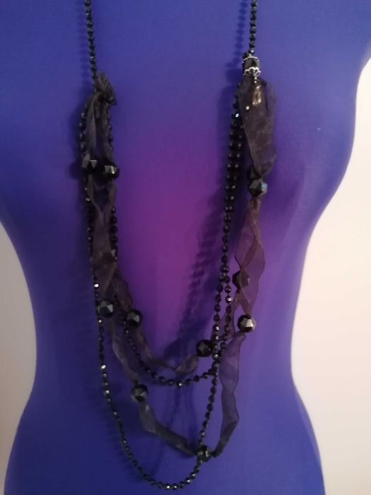 Czarne korale z tiulem