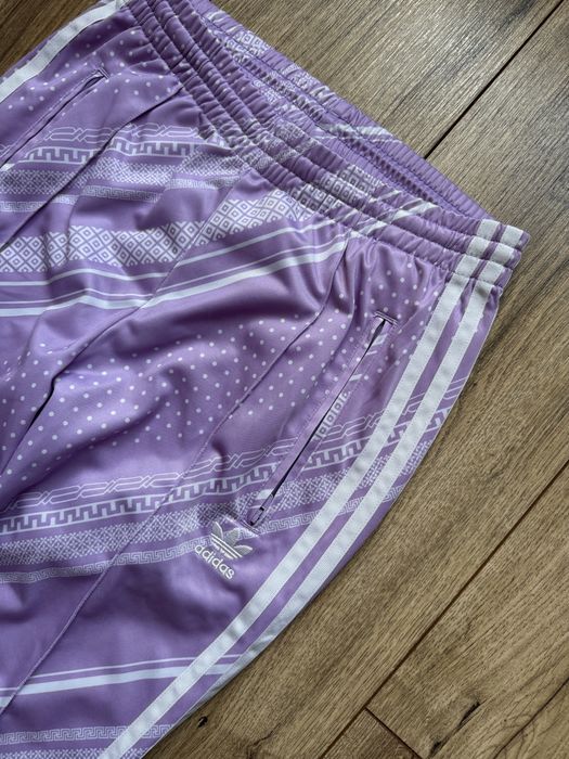 Fioletowe spodnie dresowe Adidas