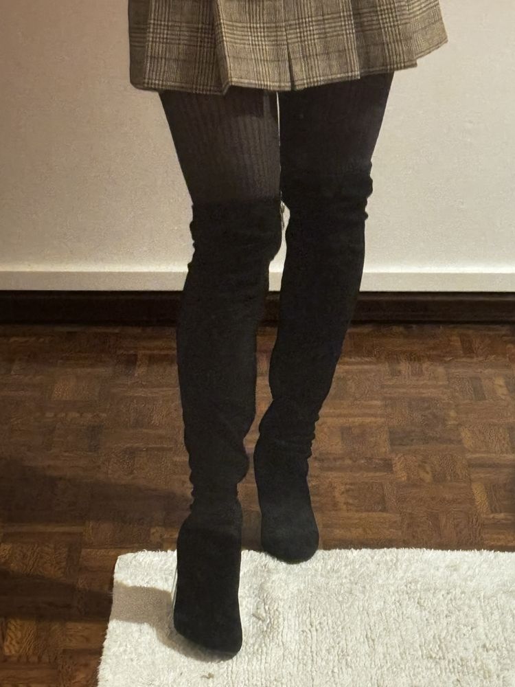 Botas pretas acima de joelho
