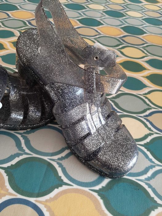 Sandálias pretas novas