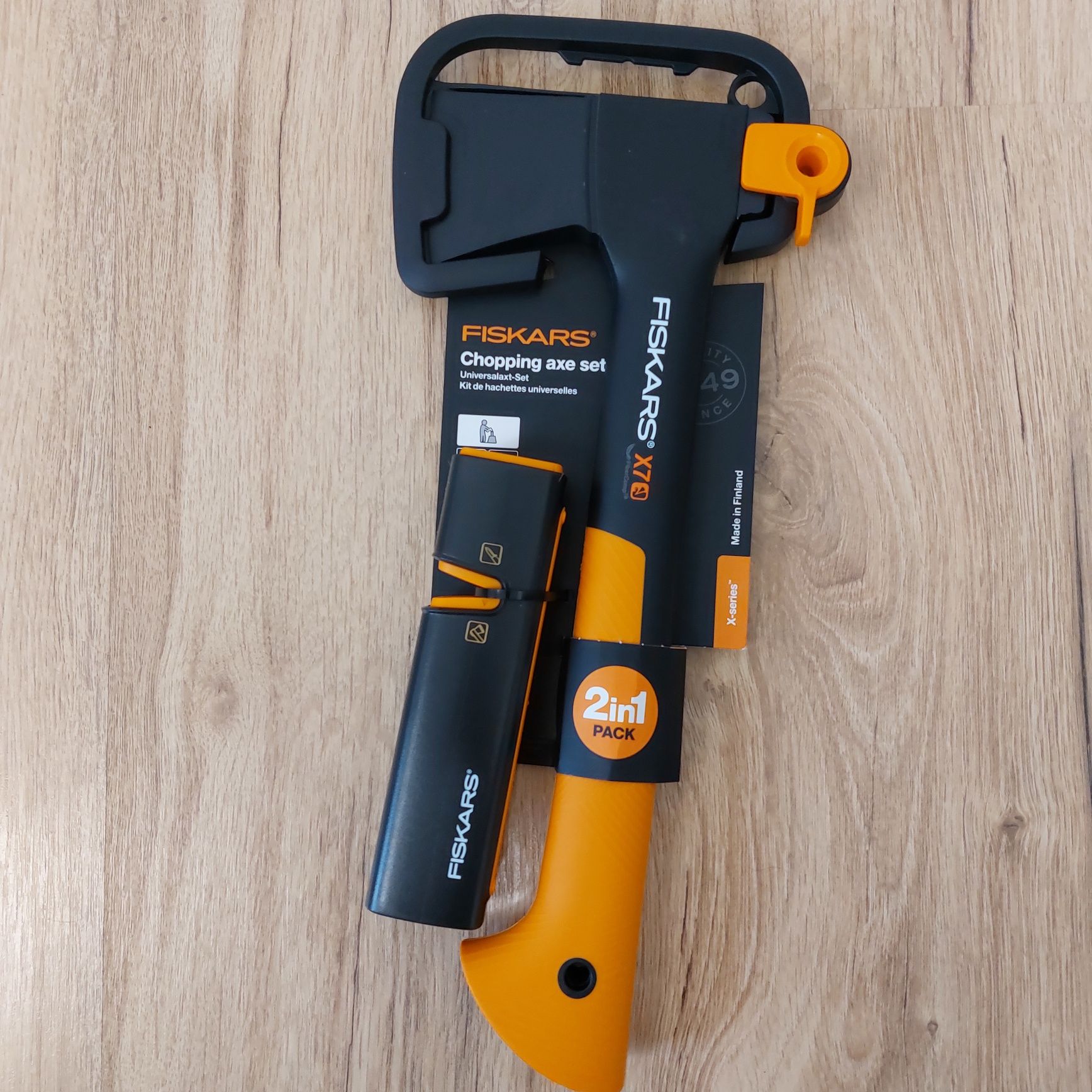 Сокира Fiskars X