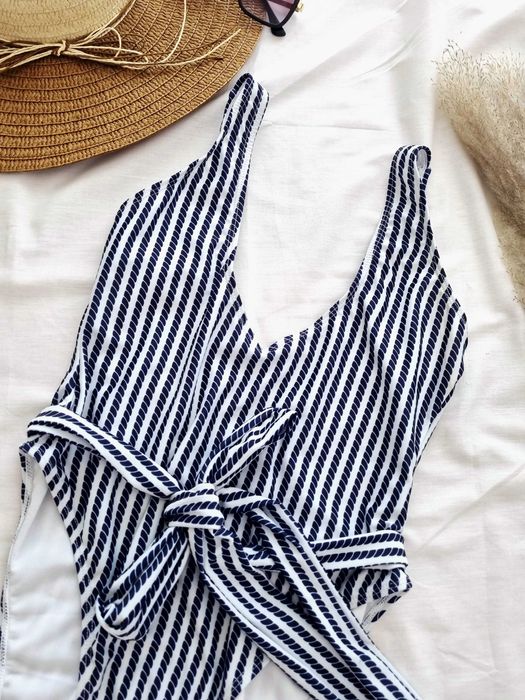 Strój kostium kąpielowy jednoczęściowy z paskiem w granatowe paski XL