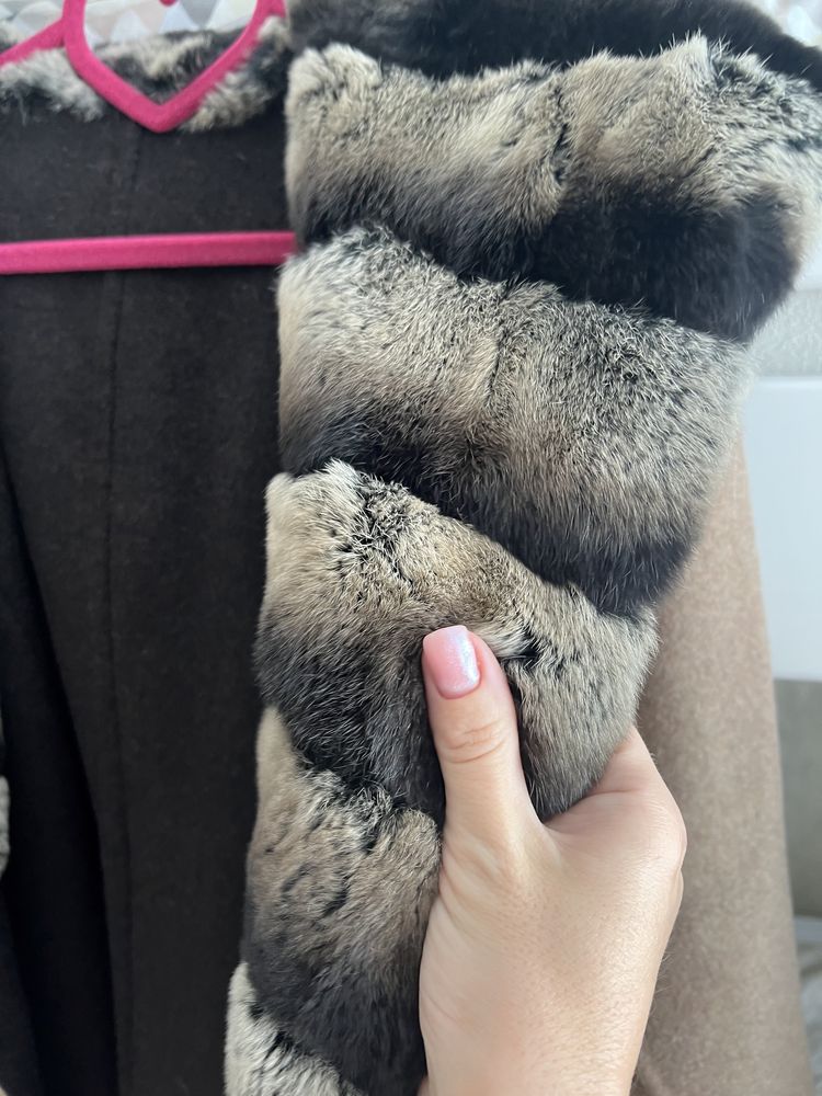 Пальто жіноче з хутряним капюшоном
