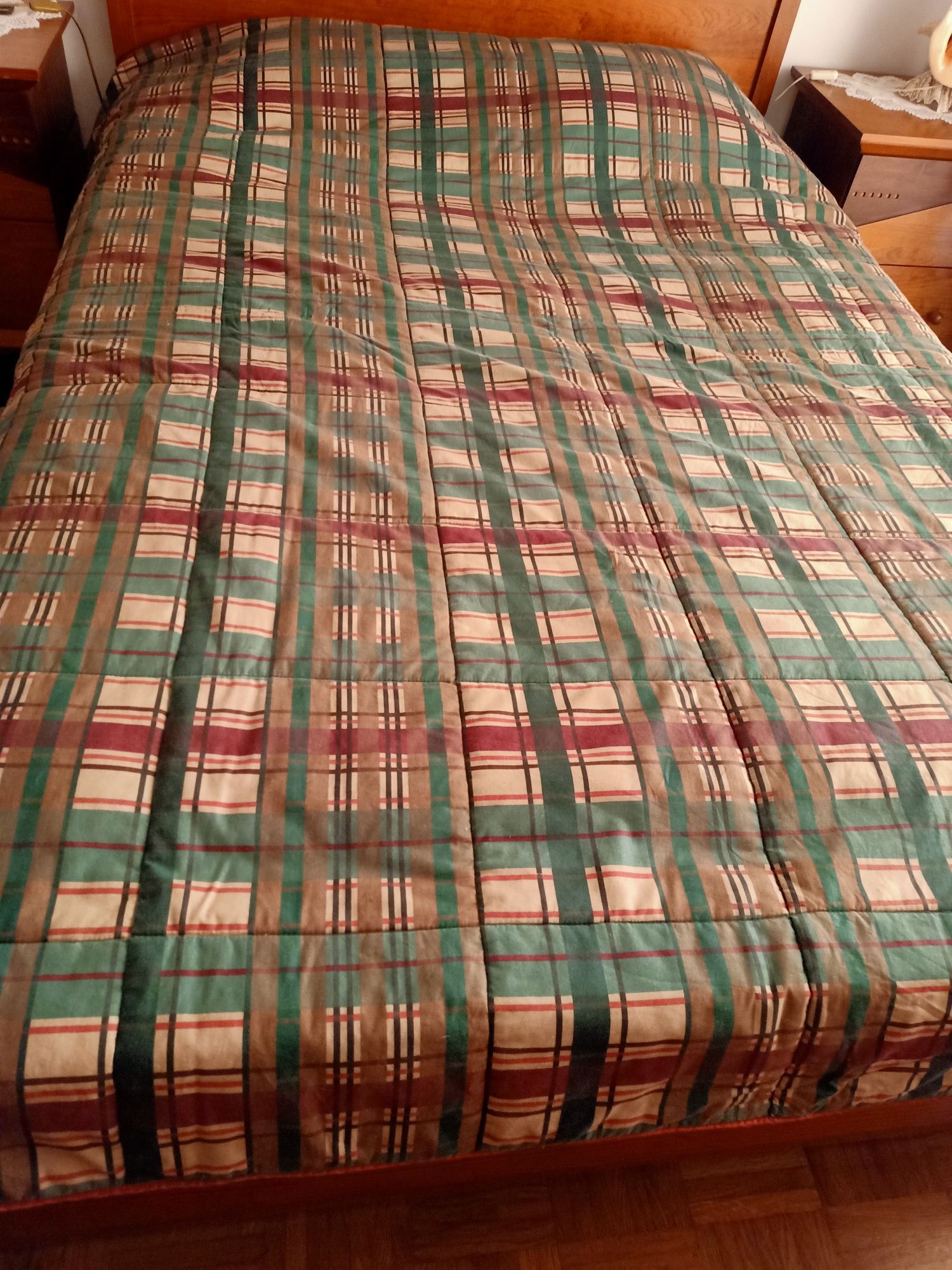Colcha de cama de casal com cortinas iguais