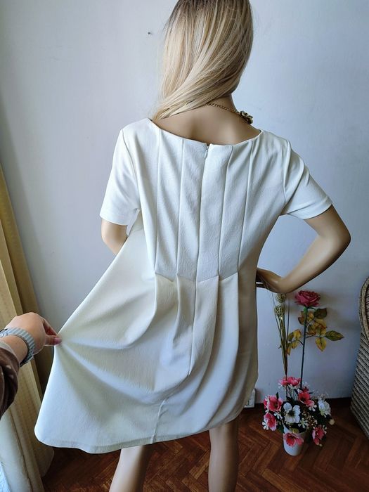 Elegancka kremowa sukienka MOON collection M minimalistyczna