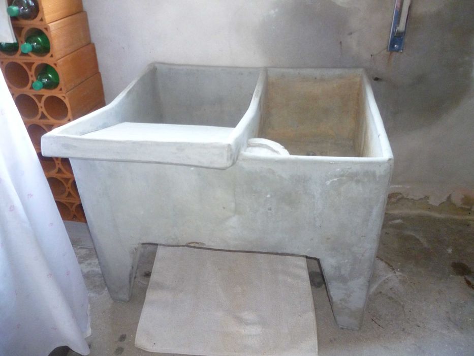 URGENTE Tanque duplo em cimento para lavar roupa  quase como NOVO