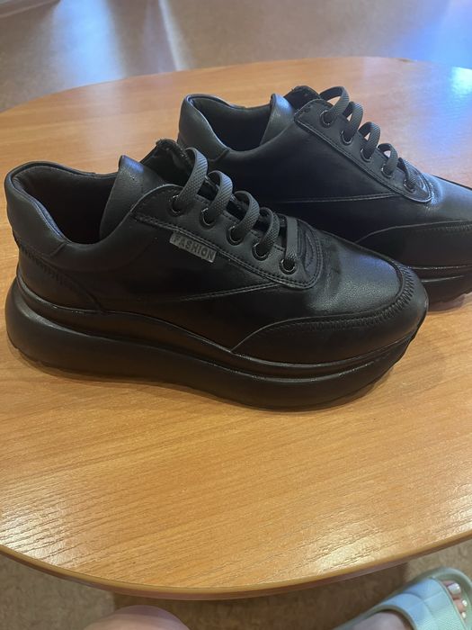 Продам шкіряні кросівки