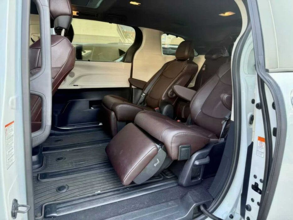 Toyota Sienna Platinum 7-Passenger      2023