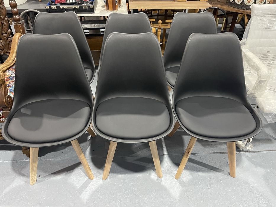 Стільці з оббивкою із пластику та екошкіри чорного кольору