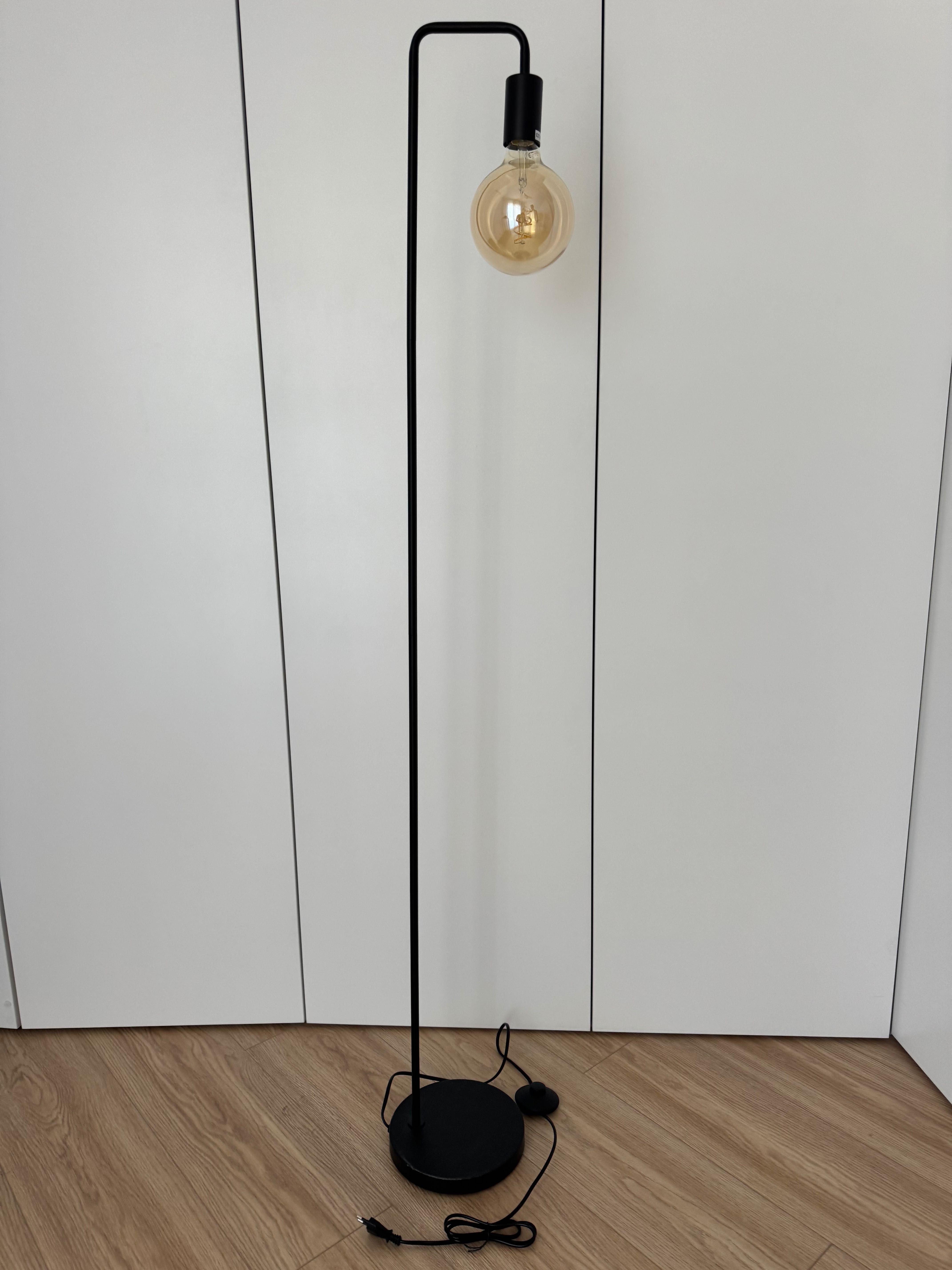 Candeeiro de pé preto