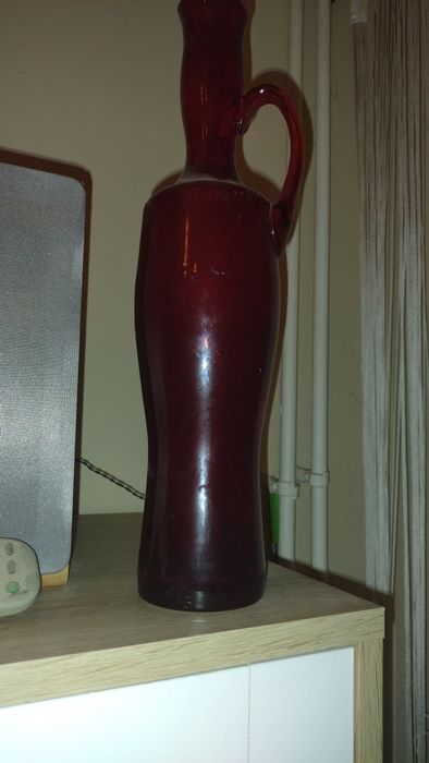 Wiśniowy wazon vintage