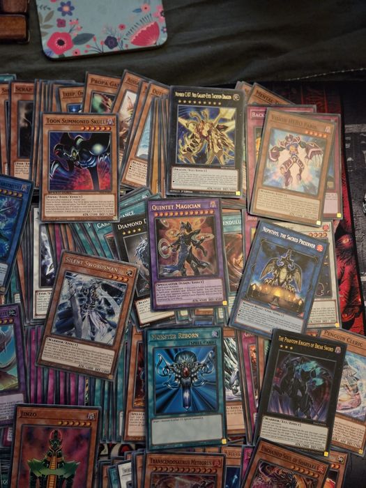 zestaw 250 niepowtarzalnych i oryginalnych kart Yu-Gi-Oh!