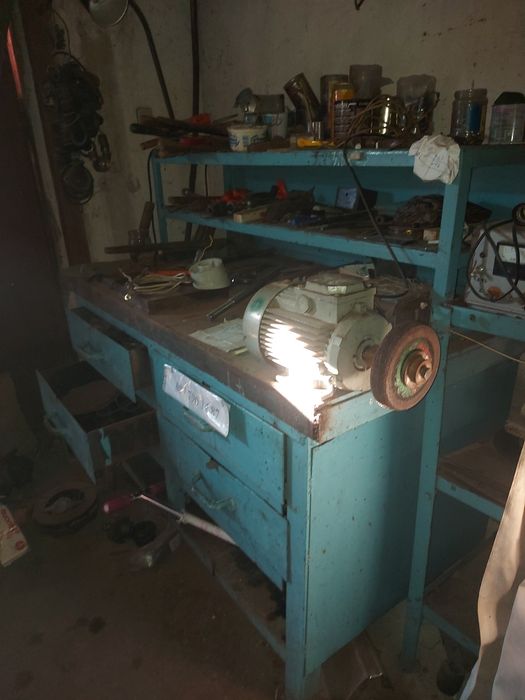 Стіл залізний верстак з полками.