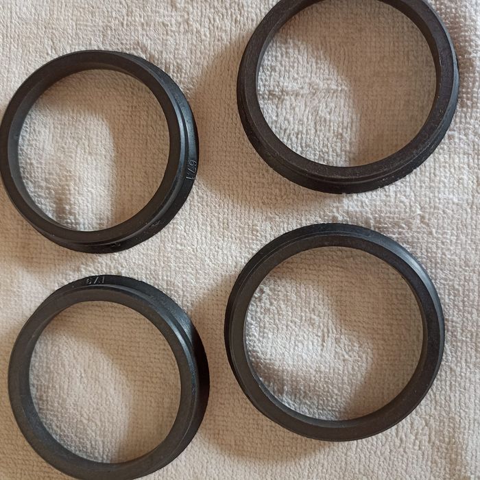 Vendo anilhas de enchimento para jantes Vw Polo e cinco tampões.