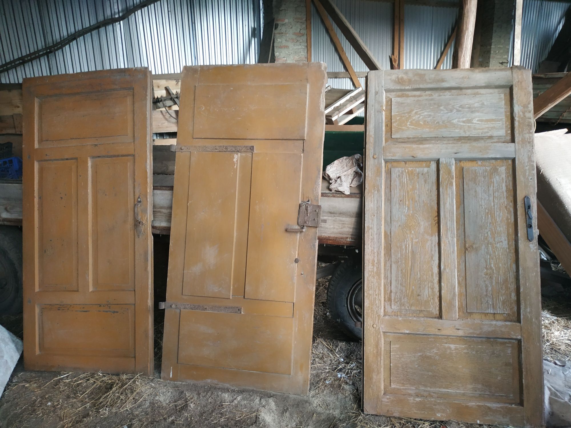 Stare solidne drzwi drewniane