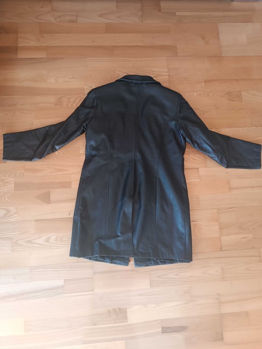 Damski płaszcz skórzany z podpinką i futrzanym kołnierzem