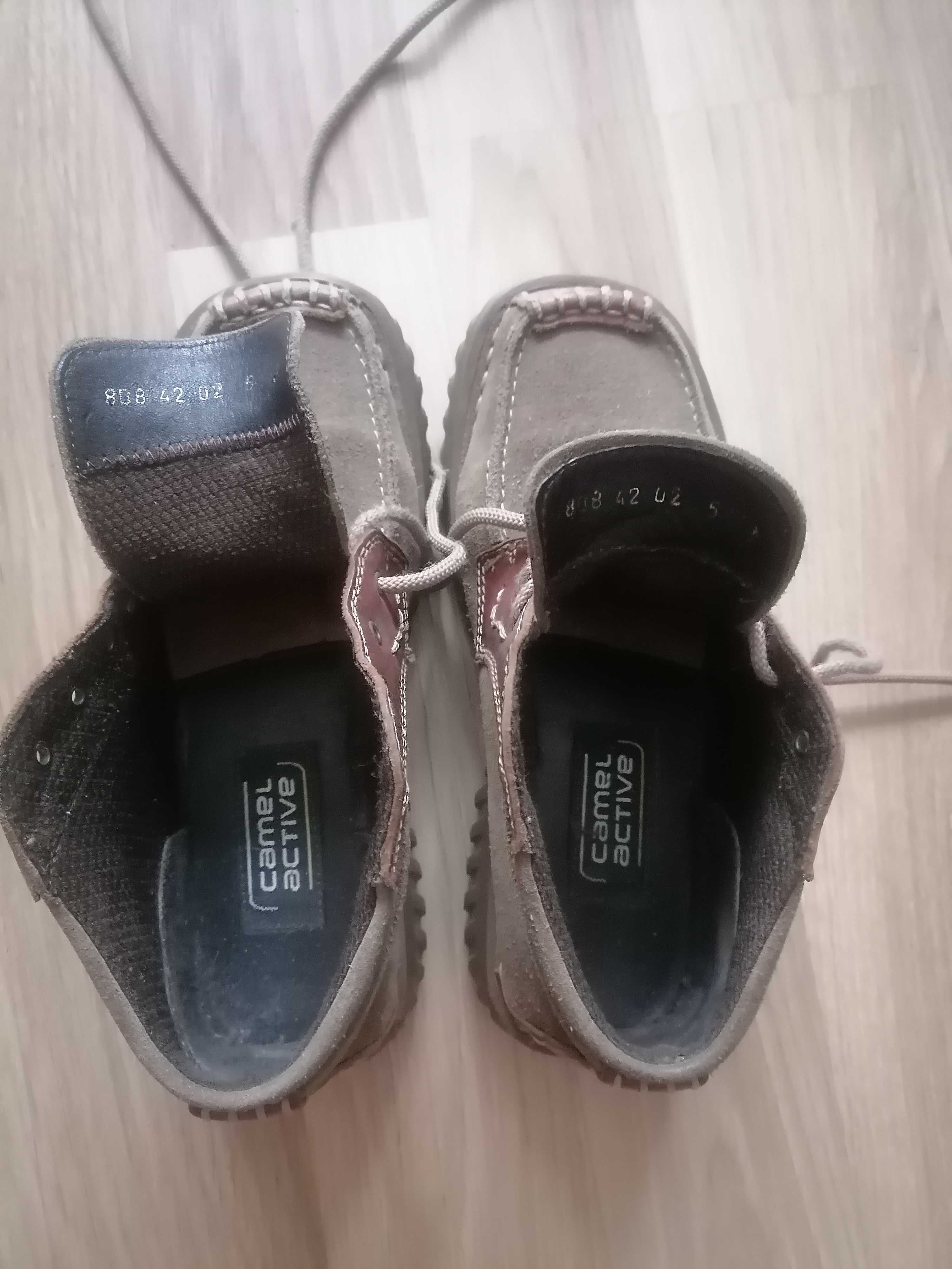 Zamszowe buty camel Active